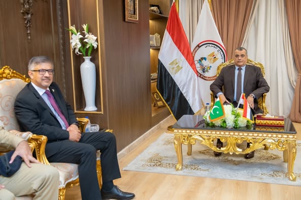 وزير الإنتاج الحربي يستقبل السفير الباكستاني بالقاهرة لبحث التعاون في مجال التصنيع العسكري والمدني