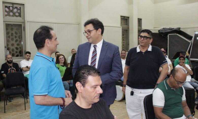 وزير الثقافة يشهد بروفة النجم محمد ثروت لاحتفالية المولد النبوي بدار الأوبرا ويُشيد بمشاركته
