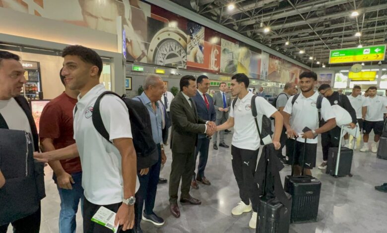 وزير الرياضة يودع المنتخب الوطني بمطار القاهرة