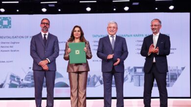 وزيرة التنمية ومحافظ الأقصر يتسلمان جائزة الآغا خان