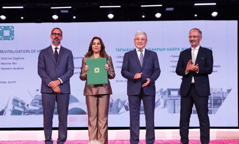 وزيرة التنمية ومحافظ الأقصر يتسلمان جائزة الآغا خان