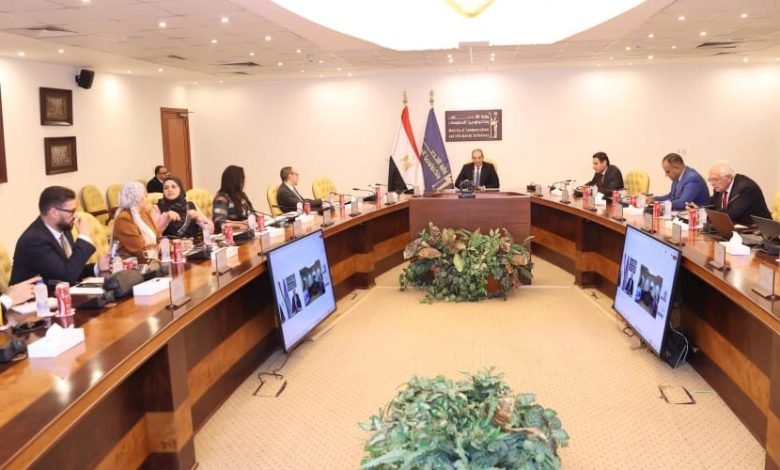 د. عمرو طلعت يجتمع بأعضاء لجنة حماية حقوق مستخدمى الاتصالات