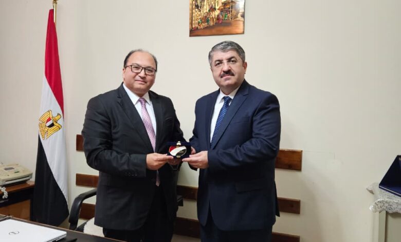 رئيس الجالية الأذربيجانية في مصر يتسلم ميدالية وزارة التعليم العالي والبحث العلمي المصرية