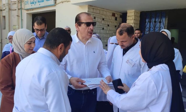 نائب وزير الصحة يتفقد منشآت صحية بالفيوم ويستمع لمقترحات المواطنين والفرق الطبية