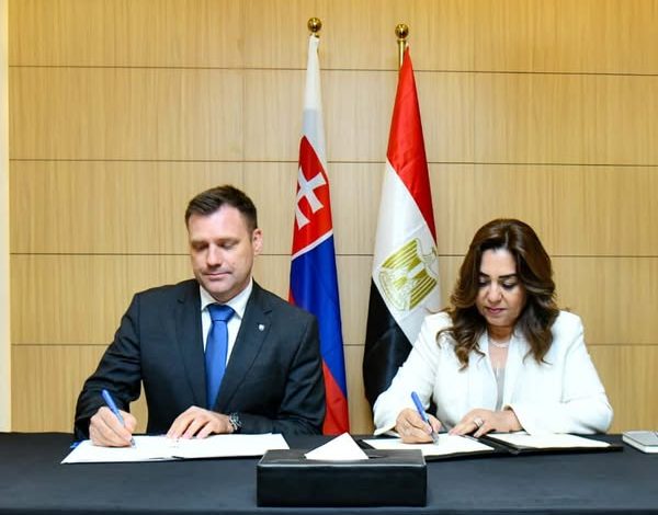 وزيرة التنمية والقائم بأعمال وزير البيئة توقع مذكرة تفاهم مع وزير البيئة بجمهورية سلوفاكيا