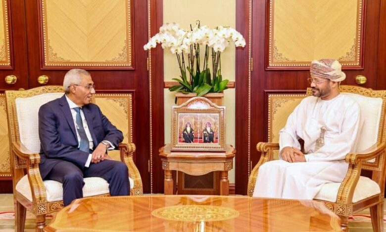 وزيرُ الخارجية يتسلّم نسخة من أوراق اعتماد السفير المصري بمسقط