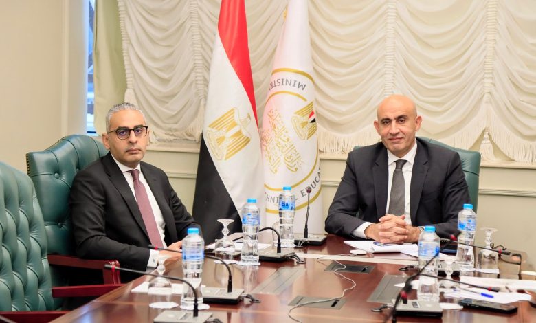 وزير التربية والتعليم يعقد اجتماعًا مع مديري ووكلاء المديريات التعليمية لمتابعة انتظام سير الدراسة