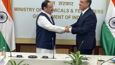 وزير الخارجية يلتقي وزير الكيماويات والأسمدة الهندي