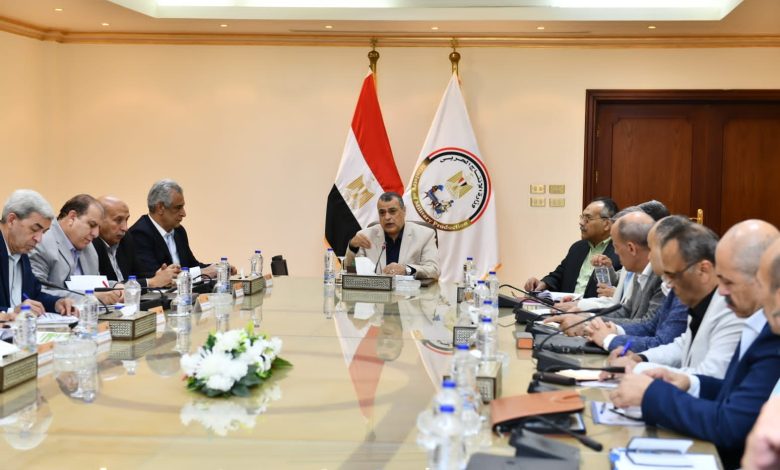 وزير الدولة للإنتاج الحربي يتابع مع رؤساء الشركات موقف المشروعات الجاري تنفيذها