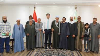 وزير الزراعة يستقبل عدد من الفلاحين ويستمع لمشاكلهم.. ويؤكد: دعم الفلاح أولوية