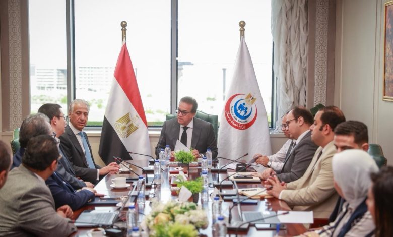 وزير الصحة يبحث مع شركتي تكنوويف وميدبوت إنشاء مراكز تدريب للجراحة الروبوتية في مصر