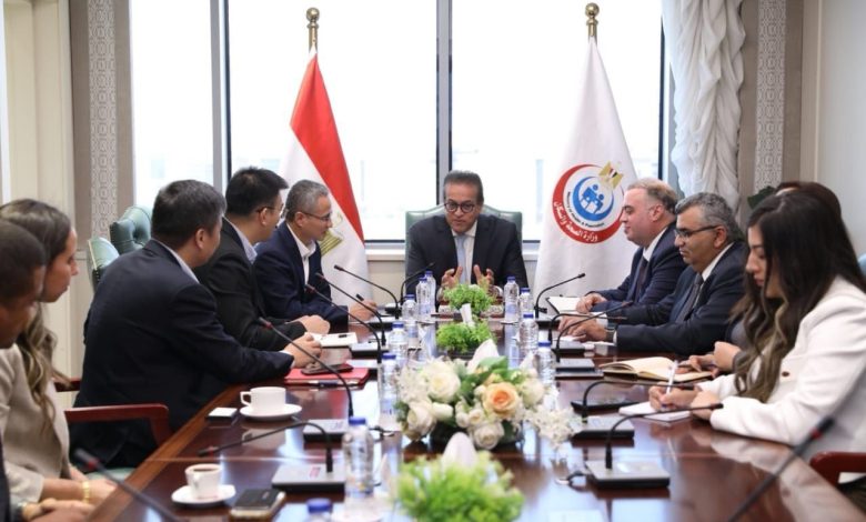 وزير الصحة يبحث مع ممثلي شركة هيك فيچن تعزيز التعاون في الذكاء الاصطناعي بالقطاع الصحي