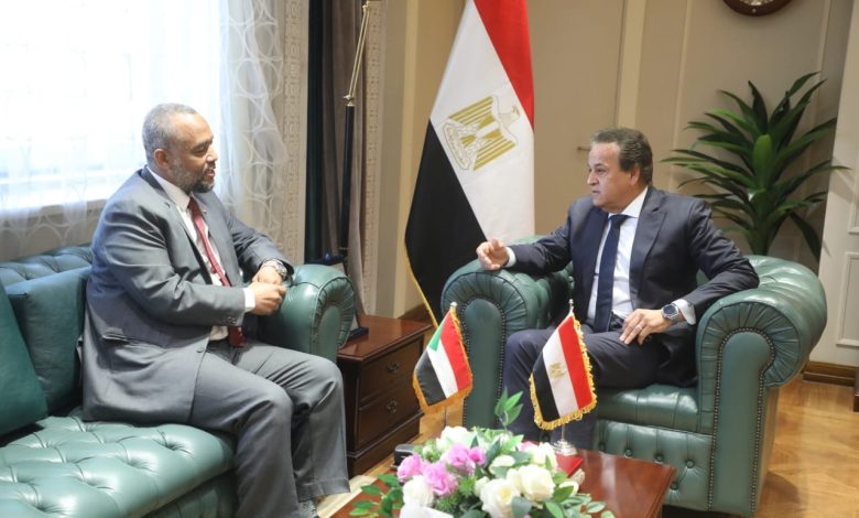 وزير الصحة يبحث مع نظيره السوداني تعزيز التعاون الصحي ودعم الشعب السوداني