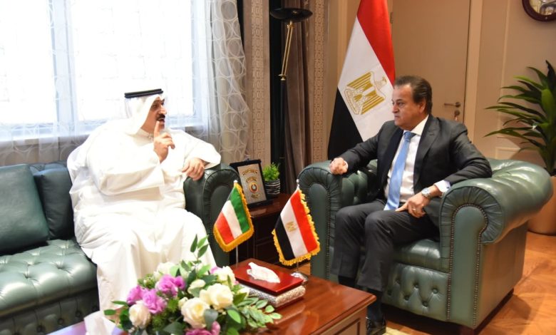 وزير الصحة يبحث مع وزير الصحة الكويتي سبل تعزيز التعاون الصحي المشترك