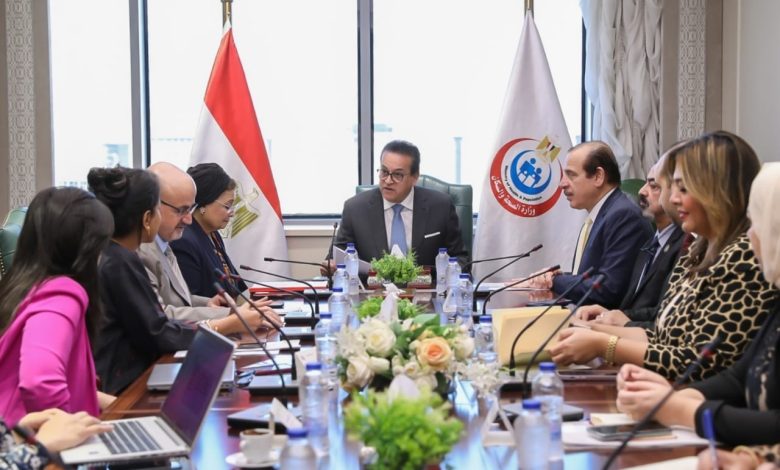 وزير الصحة يستقبل ممثلي منظمة الصحة العالمية لبحث تعزيز أنظمة اليقظة الدوائية