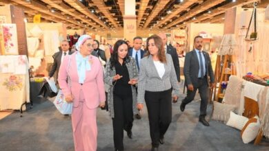 د. مايا مرسي تتفقد جناح صندوق "دعم الصناعات الريفية والبيئية" المشارك في معرض "تراثنا"