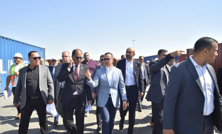 الخطيب يتفقد ميناء العين السخنة ويتابع سير العمل بمنظومة الفحص المشترك