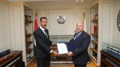 الوزير يكرم سائق أتوبيس بشركة غرب ووسط الدلتا للنقل والسياحة