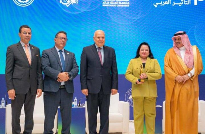 تكريم د. هبة صلاح حامد بدرع معامل التأثير العربي من رئيس جامعة الملك خالد - المملكة العربية السعودية