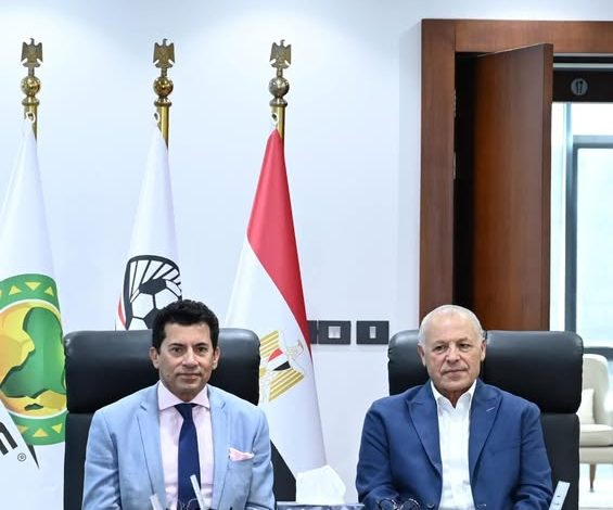 وزير الرياضة يلتقي رئيس الاتحاد المصري لكرة القدم
