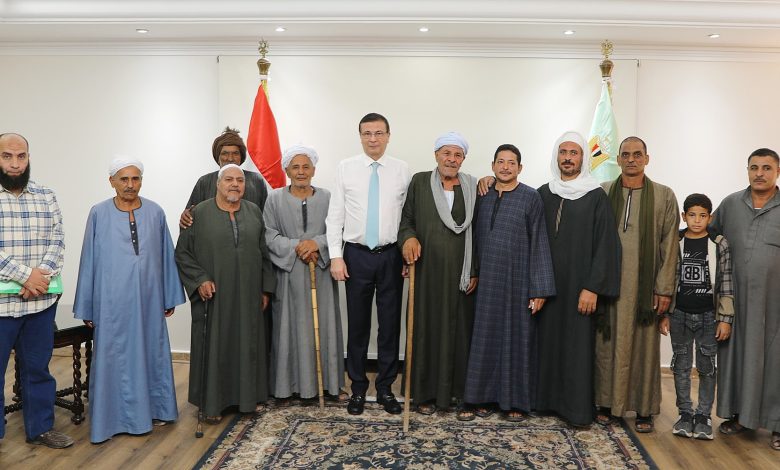 وزير الزراعة يستقبل عدد من الفلاحين ويستمع لمشاكلهم.. ويؤكد: دعم الفلاح أولوية