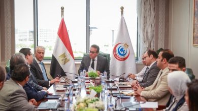 وزير الصحة يبحث مع شركتي تكنوويف وميدبوت إنشاء مراكز تدريب للجراحة الروبوتية في مصر