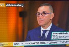 في إطار زيارته الحالية لدولة جنوب أفريقيا.. وزير الاستثمار والتجارة الخارجية يجري مقابلة تلفزيونية مع شبكة بلومبرج العالمية - الخطيب: نعمل على استعادة تدفقات الاستثمار الأجنبي المباشر بعد التحديات الاقتصادية الأخيرة - الإصلاحات السياسية والمالية والتجارية على مدى أكثر من عام هي المحرّك لتدفق الاستثمار - جذب استثمارات تصنيع الهواتف والمركبات الكهربائية والبنية التحتية الحديثة بواسطة/ محمد علي في إطار زيارته الحالية إلى مدينة جوهانسبرج بدولة جنوب أفريقيا للمشاركة في قمة بلومبرج لرجال الأعمال، أجرى المهندس حسن الخطيب، وزير الاستثمار والتجارة الخارجية، مقابلة تلفزيونية مع شبكة بلومبرج العالمية قدمتها الإعلامية ليزي بوردن ، استعرض خلالها جهود الحكومة المصرية في تعزيز الاستثمار الأجنبي المباشر وتحقيق النمو الاقتصادي. و أكد الوزير أن الحكومة تعمل على استعادة تدفقات الاستثمار الأجنبي المباشر بعد التحديات الاقتصادية الأخيرة، حيث أبرمت مؤخرًا صفقة مهمة مع الأشقاء في قطر ، مشيرا إلي صفقات كبرى تم الإعلان عنها خلال الأسابيع الماضية، فضلًا عن الصفقة التي تم ابرامها العام الماضي" رأس الحكمة"، باعتبارها نموذجًا لصفقات كبرى جذبت استثمارات مهمة. وقال الخطيب ان التركيز الحالي للحكومة هو استغلال الاستثمارات الضخمة في البنية التحتية التي نُفذت خلال العشر سنوات الماضية، مشيرًا إلى أن الإصلاحات السياسية والمالية والتجارية على مدى أكثر من عام هي المحرّك لتدفق الاستثمار، لاسيما وأن المستثمرين يتطلعون إلى سياسات متوقعة وطويلة الأجل ، وأن هذه الاجراءات هي التي تُمكّن مصر من جذب رؤوس الأموال . كما أوضح الوزير أن مشروع تطوير منطقة رأس الحكمة مع الشركاء الإماراتيين بدأ بالفعل الطرح في المرحلة الأولى من المبيعات،حيث أن المشروع يغطي مساحة 173 مليون متر مربع، ويُستوعب حوالي مليوني نسمة، كما سيتضمّن مطارًا خاصًا وظهيرًا صناعيًا ومرافق تعليمية، مؤضحاً أن هذا المشروع سيكون علامة بارزة على ساحل البحر المتوسط ويُسهم في وضع مصر على خريطة الاستثمارات المتوسطيّة. ونوة الخطيب إلى أن الدولة تُعيد هيكلة إدارة أصولها عبر صندوق مصر السيادي ووحدة لإدارة وتنظيم الأصول، موضحًا أن صندوق مصر السيادي مكلّف بإدارة الأصول الاستراتيجية التي ترغب الدولة في الاحتفاظ بها ورفع قيمتها، بينما تعمل وحدة الشركات المملوكة للدولة التي أُنشئت مؤخرًا على فرز الشركات وتقييمها لتحديد ما إن كانت ستُنقل إلى الصندوق أو تُطرح للتخارج. وأشار الوزير إلى أن مصر اصبحت تجذب استثمارات تصنيع الهواتف المحمولة والمركبات الكهربائية ، حيث أن موقع مصر الجغرافي الذي يربط أوروبا، أفريقيا، والشرق الأوسط وتنافسية الأجور يعدان ميزة حقيقية بعد اكتمال البنية التحتية. لافتاً أن الإنجازات في العشر سنوات الأخيرة تشمل إنشاء مدن جديدة وتطوير شبكة الطرق وتحديث شبكات النقل العام، وانشاء مشروع سكة حديد سريع يربط البحر الأحمر بالمتوسط. وأعرب الخطيب عن أن الاضطرابات في البحر الأحمر وتحويل السفن مسارها بعيدًا عن قناة السويس أثّرت سلبًا على إيرادات القناة، موضحا أن الإصلاحات التي نفّذتها الحكومة أدت إلى تعويض جزء كبير من هذا التأثير، حيث ارتفعت تحويلات المصريين بالخارج، وزادت الاحتياطيات الأجنبية، كما انخفض معدل التضخم، وزادت الإيرادات الضريبية. كما أكد الوزير أن السياسات التجارية والإجراءات الرامية لتقليل الزمن والتكلفة الجمركية توجّه نحو تحسين ميزان المدفوعات، مشيرًا إلى توقع الحكومة أن يصل العجز التجاري إلى أدنى مستوى منذ عام 2010 بحلول نهاية هذا العام. الخطيب يجري مقابلة تلفزيونية مع شبكة بلومبرج العالمية