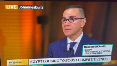 في إطار زيارته الحالية لدولة جنوب أفريقيا.. وزير الاستثمار والتجارة الخارجية يجري مقابلة تلفزيونية مع شبكة بلومبرج العالمية - الخطيب: نعمل على استعادة تدفقات الاستثمار الأجنبي المباشر بعد التحديات الاقتصادية الأخيرة - الإصلاحات السياسية والمالية والتجارية على مدى أكثر من عام هي المحرّك لتدفق الاستثمار - جذب استثمارات تصنيع الهواتف والمركبات الكهربائية والبنية التحتية الحديثة بواسطة/ محمد علي في إطار زيارته الحالية إلى مدينة جوهانسبرج بدولة جنوب أفريقيا للمشاركة في قمة بلومبرج لرجال الأعمال، أجرى المهندس حسن الخطيب، وزير الاستثمار والتجارة الخارجية، مقابلة تلفزيونية مع شبكة بلومبرج العالمية قدمتها الإعلامية ليزي بوردن ، استعرض خلالها جهود الحكومة المصرية في تعزيز الاستثمار الأجنبي المباشر وتحقيق النمو الاقتصادي. و أكد الوزير أن الحكومة تعمل على استعادة تدفقات الاستثمار الأجنبي المباشر بعد التحديات الاقتصادية الأخيرة، حيث أبرمت مؤخرًا صفقة مهمة مع الأشقاء في قطر ، مشيرا إلي صفقات كبرى تم الإعلان عنها خلال الأسابيع الماضية، فضلًا عن الصفقة التي تم ابرامها العام الماضي" رأس الحكمة"، باعتبارها نموذجًا لصفقات كبرى جذبت استثمارات مهمة. وقال الخطيب ان التركيز الحالي للحكومة هو استغلال الاستثمارات الضخمة في البنية التحتية التي نُفذت خلال العشر سنوات الماضية، مشيرًا إلى أن الإصلاحات السياسية والمالية والتجارية على مدى أكثر من عام هي المحرّك لتدفق الاستثمار، لاسيما وأن المستثمرين يتطلعون إلى سياسات متوقعة وطويلة الأجل ، وأن هذه الاجراءات هي التي تُمكّن مصر من جذب رؤوس الأموال . كما أوضح الوزير أن مشروع تطوير منطقة رأس الحكمة مع الشركاء الإماراتيين بدأ بالفعل الطرح في المرحلة الأولى من المبيعات،حيث أن المشروع يغطي مساحة 173 مليون متر مربع، ويُستوعب حوالي مليوني نسمة، كما سيتضمّن مطارًا خاصًا وظهيرًا صناعيًا ومرافق تعليمية، مؤضحاً أن هذا المشروع سيكون علامة بارزة على ساحل البحر المتوسط ويُسهم في وضع مصر على خريطة الاستثمارات المتوسطيّة. ونوة الخطيب إلى أن الدولة تُعيد هيكلة إدارة أصولها عبر صندوق مصر السيادي ووحدة لإدارة وتنظيم الأصول، موضحًا أن صندوق مصر السيادي مكلّف بإدارة الأصول الاستراتيجية التي ترغب الدولة في الاحتفاظ بها ورفع قيمتها، بينما تعمل وحدة الشركات المملوكة للدولة التي أُنشئت مؤخرًا على فرز الشركات وتقييمها لتحديد ما إن كانت ستُنقل إلى الصندوق أو تُطرح للتخارج. وأشار الوزير إلى أن مصر اصبحت تجذب استثمارات تصنيع الهواتف المحمولة والمركبات الكهربائية ، حيث أن موقع مصر الجغرافي الذي يربط أوروبا، أفريقيا، والشرق الأوسط وتنافسية الأجور يعدان ميزة حقيقية بعد اكتمال البنية التحتية. لافتاً أن الإنجازات في العشر سنوات الأخيرة تشمل إنشاء مدن جديدة وتطوير شبكة الطرق وتحديث شبكات النقل العام، وانشاء مشروع سكة حديد سريع يربط البحر الأحمر بالمتوسط. وأعرب الخطيب عن أن الاضطرابات في البحر الأحمر وتحويل السفن مسارها بعيدًا عن قناة السويس أثّرت سلبًا على إيرادات القناة، موضحا أن الإصلاحات التي نفّذتها الحكومة أدت إلى تعويض جزء كبير من هذا التأثير، حيث ارتفعت تحويلات المصريين بالخارج، وزادت الاحتياطيات الأجنبية، كما انخفض معدل التضخم، وزادت الإيرادات الضريبية. كما أكد الوزير أن السياسات التجارية والإجراءات الرامية لتقليل الزمن والتكلفة الجمركية توجّه نحو تحسين ميزان المدفوعات، مشيرًا إلى توقع الحكومة أن يصل العجز التجاري إلى أدنى مستوى منذ عام 2010 بحلول نهاية هذا العام. الخطيب يجري مقابلة تلفزيونية مع شبكة بلومبرج العالمية