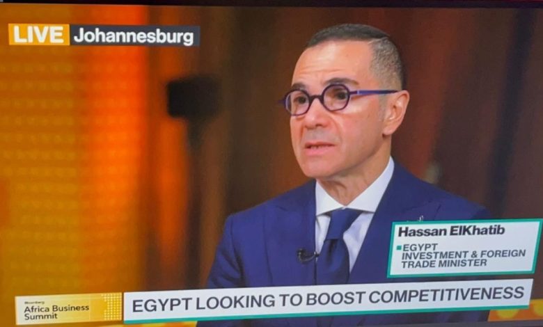 في إطار زيارته الحالية لدولة جنوب أفريقيا.. وزير الاستثمار والتجارة الخارجية يجري مقابلة تلفزيونية مع شبكة بلومبرج العالمية - الخطيب: نعمل على استعادة تدفقات الاستثمار الأجنبي المباشر بعد التحديات الاقتصادية الأخيرة - الإصلاحات السياسية والمالية والتجارية على مدى أكثر من عام هي المحرّك لتدفق الاستثمار - جذب استثمارات تصنيع الهواتف والمركبات الكهربائية والبنية التحتية الحديثة بواسطة/ محمد علي في إطار زيارته الحالية إلى مدينة جوهانسبرج بدولة جنوب أفريقيا للمشاركة في قمة بلومبرج لرجال الأعمال، أجرى المهندس حسن الخطيب، وزير الاستثمار والتجارة الخارجية، مقابلة تلفزيونية مع شبكة بلومبرج العالمية قدمتها الإعلامية ليزي بوردن ، استعرض خلالها جهود الحكومة المصرية في تعزيز الاستثمار الأجنبي المباشر وتحقيق النمو الاقتصادي. و أكد الوزير أن الحكومة تعمل على استعادة تدفقات الاستثمار الأجنبي المباشر بعد التحديات الاقتصادية الأخيرة، حيث أبرمت مؤخرًا صفقة مهمة مع الأشقاء في قطر ، مشيرا إلي صفقات كبرى تم الإعلان عنها خلال الأسابيع الماضية، فضلًا عن الصفقة التي تم ابرامها العام الماضي" رأس الحكمة"، باعتبارها نموذجًا لصفقات كبرى جذبت استثمارات مهمة. وقال الخطيب ان التركيز الحالي للحكومة هو استغلال الاستثمارات الضخمة في البنية التحتية التي نُفذت خلال العشر سنوات الماضية، مشيرًا إلى أن الإصلاحات السياسية والمالية والتجارية على مدى أكثر من عام هي المحرّك لتدفق الاستثمار، لاسيما وأن المستثمرين يتطلعون إلى سياسات متوقعة وطويلة الأجل ، وأن هذه الاجراءات هي التي تُمكّن مصر من جذب رؤوس الأموال . كما أوضح الوزير أن مشروع تطوير منطقة رأس الحكمة مع الشركاء الإماراتيين بدأ بالفعل الطرح في المرحلة الأولى من المبيعات،حيث أن المشروع يغطي مساحة 173 مليون متر مربع، ويُستوعب حوالي مليوني نسمة، كما سيتضمّن مطارًا خاصًا وظهيرًا صناعيًا ومرافق تعليمية، مؤضحاً أن هذا المشروع سيكون علامة بارزة على ساحل البحر المتوسط ويُسهم في وضع مصر على خريطة الاستثمارات المتوسطيّة. ونوة الخطيب إلى أن الدولة تُعيد هيكلة إدارة أصولها عبر صندوق مصر السيادي ووحدة لإدارة وتنظيم الأصول، موضحًا أن صندوق مصر السيادي مكلّف بإدارة الأصول الاستراتيجية التي ترغب الدولة في الاحتفاظ بها ورفع قيمتها، بينما تعمل وحدة الشركات المملوكة للدولة التي أُنشئت مؤخرًا على فرز الشركات وتقييمها لتحديد ما إن كانت ستُنقل إلى الصندوق أو تُطرح للتخارج. وأشار الوزير إلى أن مصر اصبحت تجذب استثمارات تصنيع الهواتف المحمولة والمركبات الكهربائية ، حيث أن موقع مصر الجغرافي الذي يربط أوروبا، أفريقيا، والشرق الأوسط وتنافسية الأجور يعدان ميزة حقيقية بعد اكتمال البنية التحتية. لافتاً أن الإنجازات في العشر سنوات الأخيرة تشمل إنشاء مدن جديدة وتطوير شبكة الطرق وتحديث شبكات النقل العام، وانشاء مشروع سكة حديد سريع يربط البحر الأحمر بالمتوسط. وأعرب الخطيب عن أن الاضطرابات في البحر الأحمر وتحويل السفن مسارها بعيدًا عن قناة السويس أثّرت سلبًا على إيرادات القناة، موضحا أن الإصلاحات التي نفّذتها الحكومة أدت إلى تعويض جزء كبير من هذا التأثير، حيث ارتفعت تحويلات المصريين بالخارج، وزادت الاحتياطيات الأجنبية، كما انخفض معدل التضخم، وزادت الإيرادات الضريبية. كما أكد الوزير أن السياسات التجارية والإجراءات الرامية لتقليل الزمن والتكلفة الجمركية توجّه نحو تحسين ميزان المدفوعات، مشيرًا إلى توقع الحكومة أن يصل العجز التجاري إلى أدنى مستوى منذ عام 2010 بحلول نهاية هذا العام. الخطيب يجري مقابلة تلفزيونية مع شبكة بلومبرج العالمية