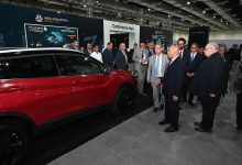 الوزير يتفقد قاعة شركات صناعة السيارات ومكوناتها والأجهزة المنزلية بالمعرض