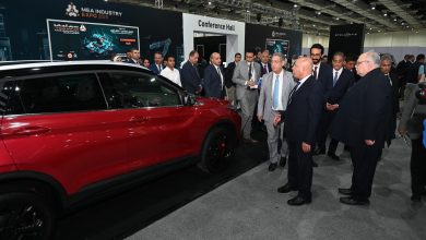 الوزير يتفقد قاعة شركات صناعة السيارات ومكوناتها والأجهزة المنزلية بالمعرض