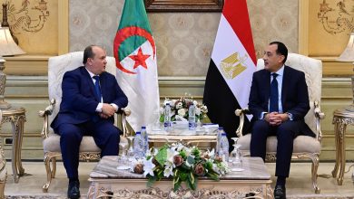 رئيس الوزراء يستقبل الوزير الأول للجمهورية الجزائرية بمطار القاهرة الدولي