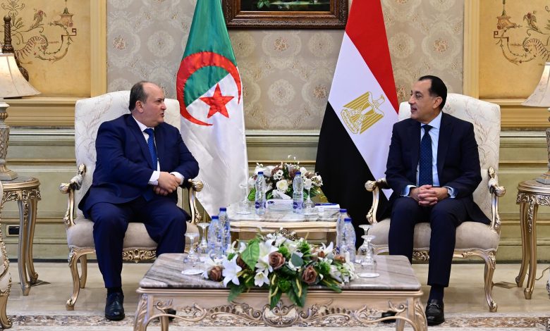 رئيس الوزراء يستقبل الوزير الأول للجمهورية الجزائرية بمطار القاهرة الدولي