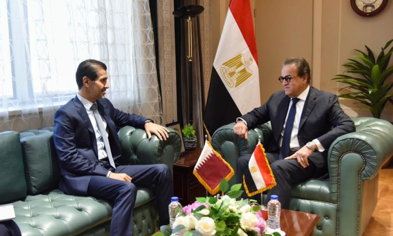 نائب رئيس مجلس الوزراء وزير الصحة يستقبل سفير قطر لبحث تعزيز التعاون الصحي المشترك