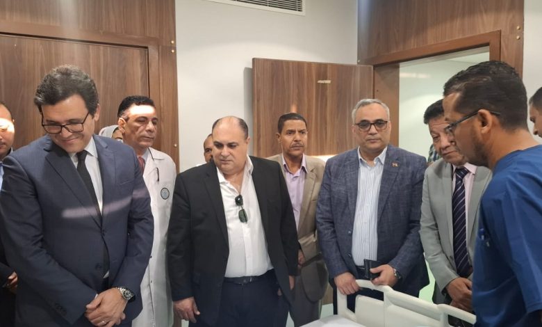 هنو يزور طلاب أسوان المصابين في حادث طريق إسنا للاطمئنان على حالتهم الصحية