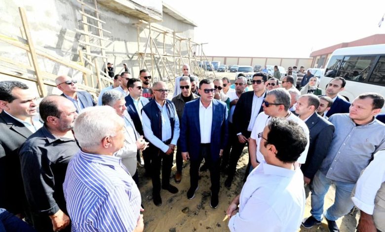 وزير الإسكان ومحافظ الفيوم يتفقدان توسعات محطة معالجة كحك بمركز يوسف الصديق