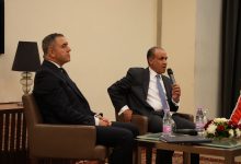 وزير الخارجية يلتقي أعضاء الجالية المصرية في الجزائر