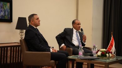 وزير الخارجية يلتقي أعضاء الجالية المصرية في الجزائر