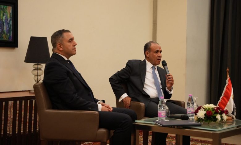 وزير الخارجية يلتقي أعضاء الجالية المصرية في الجزائر