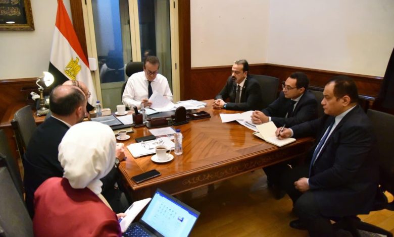 وزير الصحة يبحث آليات تطبيق قانون المسؤولية الطبية مع رئيس ونائب رئيس وأمين عام اللجنة العليا للمسؤولية الطبية وسلامة المرضى