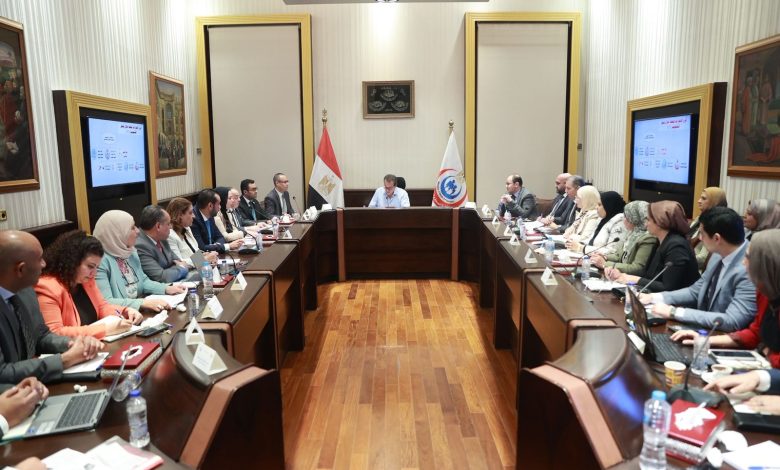 وزير الصحة يتابع إنجازات قطاع الطب العلاجي خلال أكتوبر 2025 في تقرير قدمه مساعد الوزير للشئون العلاجية