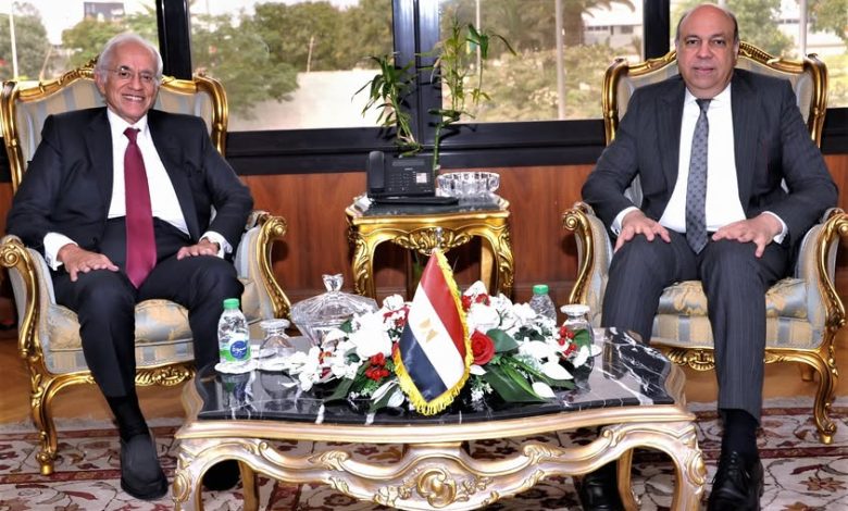 وزير الطيران يستقبل رئيس مجموعة كوبيلوزوس اليونانية لمتابعة فرص التعاون والاستثمار