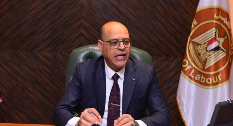 وزير العمل يتابع حادث انهيار سقف خرساني بالمحلة الكبرى