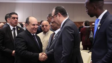 وزير قطاع الأعمال العام يلتقي الوزير الأول للجمهورية الجزائرية على هامش المؤتمر الوزاري الأفريقي للأدوية