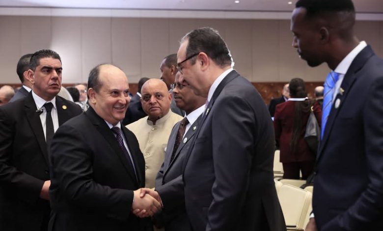 وزير قطاع الأعمال العام يلتقي الوزير الأول للجمهورية الجزائرية على هامش المؤتمر الوزاري الأفريقي للأدوية