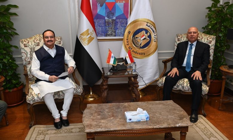 الوزير يبحث مع وزير الصحة والكيماويات والأسمدة الهندي سبل تعزيز التعاون المشترك في مجالي الصناعة والنقل
