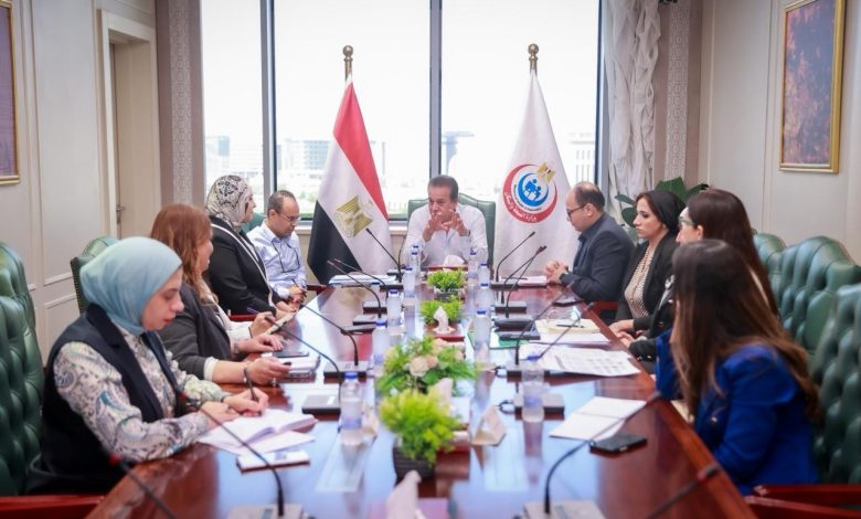 وزير الصحة يترأس اجتماعاً لتطوير خدمات العلاج الطبيعي ومعامل التحاليل بمستشفيات القطاع العلاجي