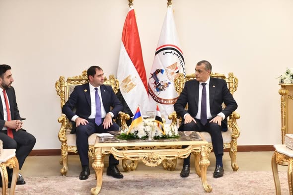 وزير الدولة للإنتاج الحربي ووزير دفاع أرمينيا يناقشان موضوعات التعاون المشترك