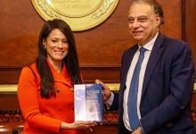 المشاط تُهدي لجنة الشئون الخارجية بمجلس الشيوخ نسخة من كتابها «الدبلوماسية الاقتصادية لتعزيز التعاون الدولي والتمويل الإنمائي»