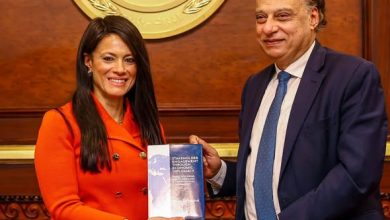 المشاط تُهدي لجنة الشئون الخارجية بمجلس الشيوخ نسخة من كتابها «الدبلوماسية الاقتصادية لتعزيز التعاون الدولي والتمويل الإنمائي»